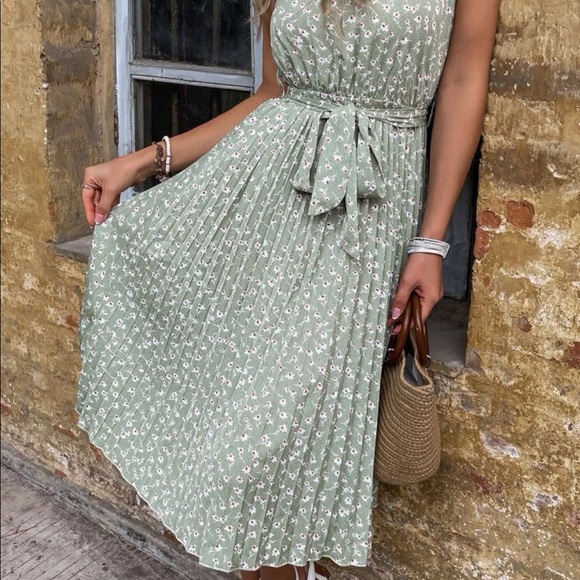 Boho green dot pleated belted cami dress - Picture 6 of 7